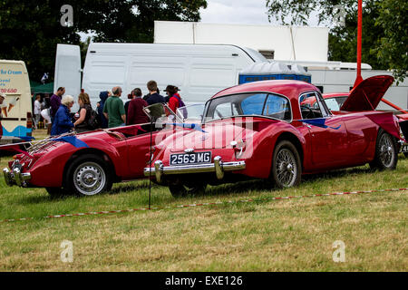 Glamis Schottland, Großbritannien. 12h Juli 2015. MG Roadster auf der 41. schottische Transport Extravaganza statt auf Glamis Castle ausstellenden Oldtimer von 1890 bis 1975.  Bildnachweis: Dundee Photographics/Alamy Live-Nachrichten Stockfoto