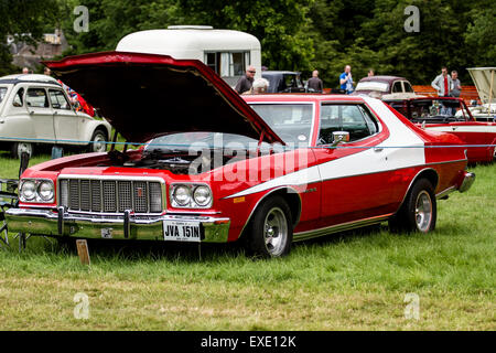 Glamis Schottland, Großbritannien. 12h Juli 2015. Zebra 3 Starsky & Hutch Ford Gran Torino Replik auf die 41. schottische Transport Extravaganza statt auf Glamis Castle ausstellenden Oldtimer von 1890 bis 1975.  Bildnachweis: Dundee Photographics/Alamy Live-Nachrichten Stockfoto