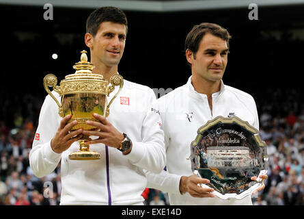 London, London, UK. 12. Juli 2015. Novak Djokovic von Serbien (L) posiert mit Roger Federer von der Schweiz nach der Herren Einzel Finale in 2015 Wimbledon Championships in Wimbledon, London, Großbritannien am 12. Juli 2015 Südwest. Novak Djokovic schlug Roger Federer 3:1 um den Titel zu gewinnen. Bildnachweis: Han Yan/Xinhua/Alamy Live-Nachrichten Stockfoto