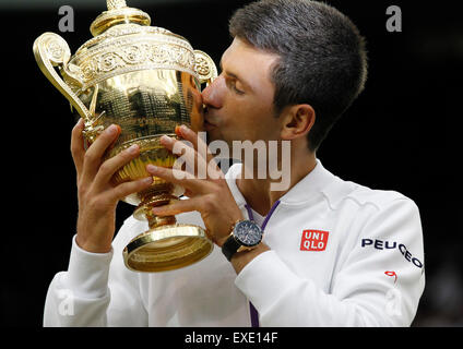 London, London, UK. 12. Juli 2015. Novak Djokovic Serbien küsst die Trophäe nach der Herren Einzel Finale mit Roger Federer der Schweiz am 2015 Wimbledon Championships in Wimbledon, London, Großbritannien am 12. Juli 2015 Südwest. Novak Djokovic schlug Roger Federer 3:1 um den Titel zu gewinnen. Bildnachweis: Han Yan/Xinhua/Alamy Live-Nachrichten Stockfoto