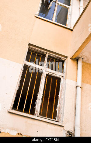 Ein zerbrochenes Fenster in einem verlassenen Gebäude Stockfoto