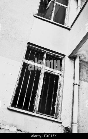 Ein zerbrochenes Fenster in einem verlassenen Gebäude Stockfoto