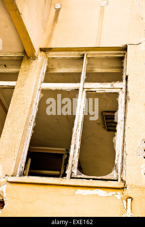 Ein zerbrochenes Fenster in einem verlassenen Gebäude Stockfoto