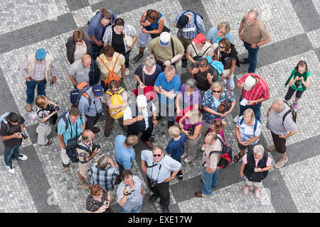 Ansicht von oben Gruppe von unbekannten Touristen warten auf dem alten Marktplatz im Zentrum der tschechischen Hauptstadt Stockfoto