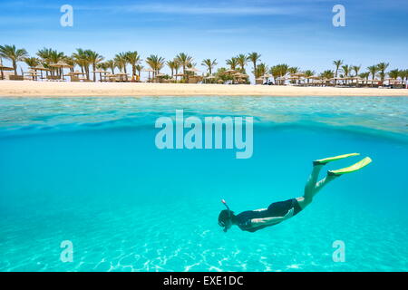 Eine junge Frau Schnorcheln Unterwasser, Marsa Alam Riff, Rotes Meer, Ägypten Stockfoto