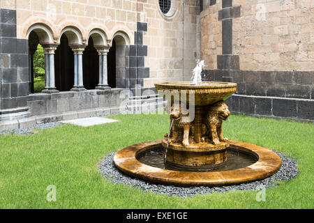 Brunnen im Innenhof alte mittelalterliche Benediktiner Abtei Maria Laach, Deutschland Stockfoto