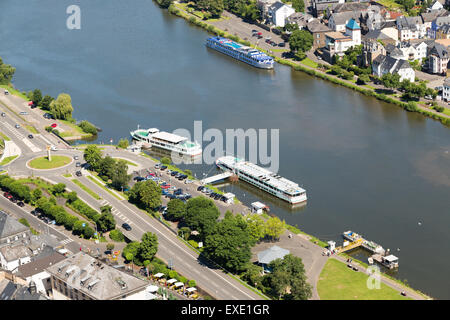 Luftbild Mosel mit festgemachten Schiffen in der Nähe von Traben-Trarbach in Deutschland Stockfoto