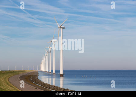 Lange Reihe off Shore Windkraftanlagen an der niederländischen Küste Stockfoto