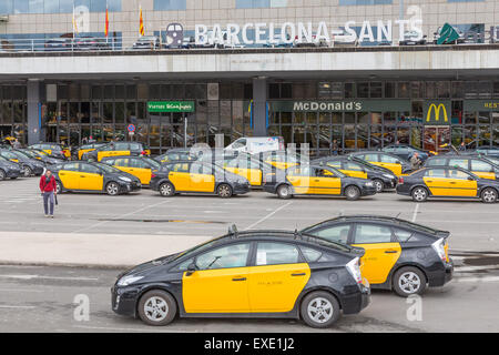 Reisende und mehrere Taxis warten vor dem Bahnhof station Barcelona-Sants Stockfoto