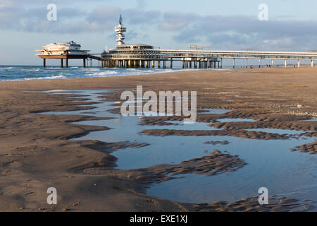 Blick vom Strand an der berühmten Pier Scheveningen, Niederlande Stockfoto