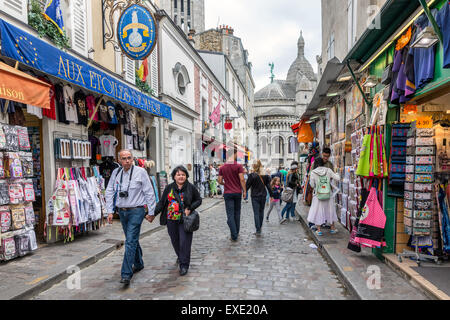 Touristen und Straßenkünstler zu Fuß in der Nähe von den Souvenirläden des Montmartre, in der Nähe der berühmten Basilika Sacre Coeur Stockfoto