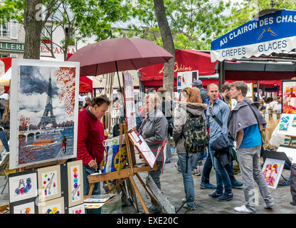 Touristen, die Place du Tertre in Montmartre, einer der größten touristischen Attraktionen von Paris Stockfoto