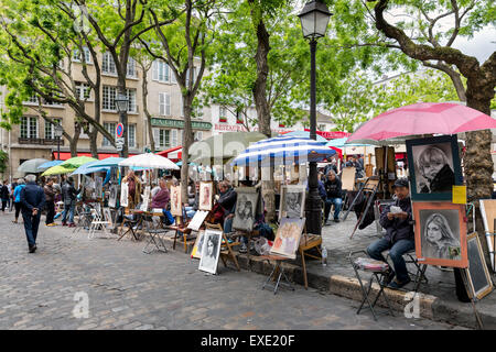 Place du Tertre in Montmartre mit Straßenkünstlern fertig zu malen Touristen in Paris, Frankreich Stockfoto