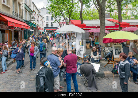 Touristen, die Place du Tertre in Montmartre, einer der größten touristischen Attraktionen von Paris Stockfoto