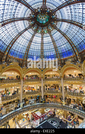 Menschen beim Einkaufen in berühmten Luxus Kaufhaus Lafayette in Paris, Frankreich Stockfoto