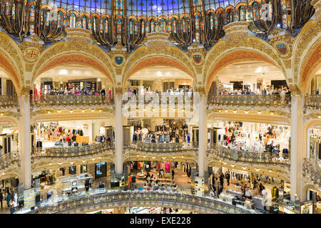 Menschen beim Einkaufen in berühmten Luxus Kaufhaus Lafayette in Paris, Frankreich Stockfoto