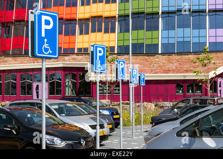 Parkplatz mit speziellen Behinderten Parkplätze vor der Isala Krankenhaus Zwolle, Niederlande Stockfoto