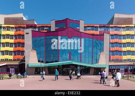 Frontansicht mit Menschen besuchen das neue moderne Isala Krankenhaus in Zwolle, Niederlande Stockfoto