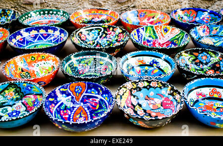 Bunte glasierte Keramik Schalen in einem Markt in der Türkei Stockfoto