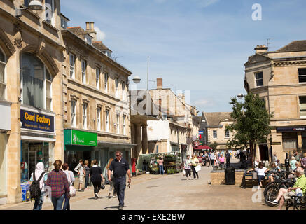 Shopper in High Street, Stamford, Lincolnshire, England, Vereinigtes Königreich Stockfoto