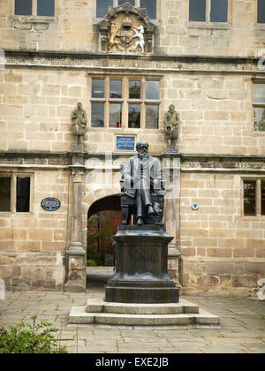 Statue von Charles Darwin auf dem Gelände des Gates Schloßbibliothek in Shrewsbury Shropshire UK Stockfoto