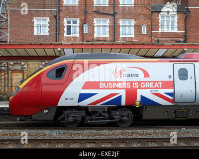 Natives Zug am Bahnhof Crewe Business erzählt ist, Großbritannien. Stockfoto