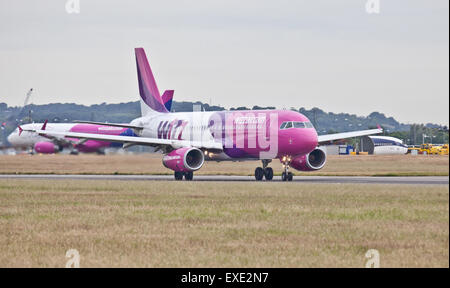 Wizz Air a320 HA-Lyl unter Berücksichtigung der vom Flughafen London-Luton LTN Stockfoto