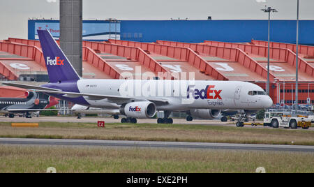 FedEx Boeing 757 N 917 FD Rollen am Flughafen London-Luton LTN Stockfoto