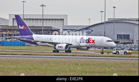 FedEx Boeing 757 N 917 FD Rollen am Flughafen London-Luton LTN Stockfoto