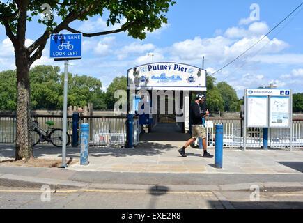 Der Eingang zum Putney Pier, Putney, London, England, Großbritannien Stockfoto