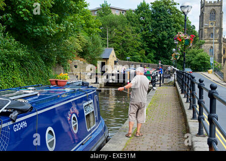 Narrowboats vorbereiten, die tiefen Schleuse am Rochdale Kanal Sowerby Bridge, West Yorkshire, England UK zu verhandeln Stockfoto