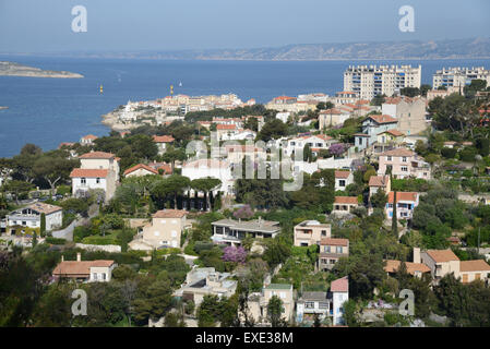 Blick auf die Bucht von Marseille & der Mittelmeerküste aus dem gehobenen Bezirk Roucas Blanc Marseille Provence Frankreich Stockfoto