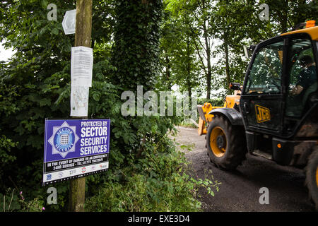 Goosnargh, Nr Preston, Lancashire, UK 12. Juli 2015. Vermuteten Ausbruchs der Vogelgrippe. Sicherheit als schwere Maschinen und Anlagen bezogen Staveleys Bio-Bauernhof, mit der Vogelgrippe Keulung zu unterstützen. Staveleys Eiern Limited ist ein familiengeführtes Unternehmen mit Sitz in Copparo, Lancashire. Der Hof ist spezialisiert auf die Produktion von Bio-Eiern wo Defra ein Verdacht auf Vogelgrippe H7 nach einer deutlichen Steigerung im Vogel-Sterblichkeit in der kombinierten aus Freilandhaltung und Kolonie Website untersucht.  Bildnachweis: Mar Photographics/Alamy Live-Nachrichten Stockfoto