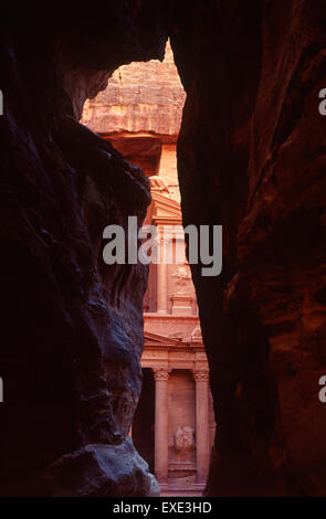 Eine Teilansicht des Al-Khazneh "Die Schatzkammer" aus den Siq in Petra, Jordanien. Stockfoto