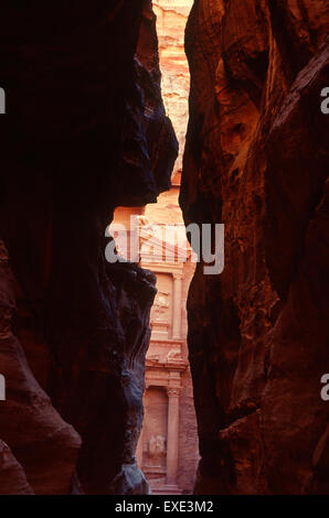 Eine Teilansicht des Al-Khazneh "Die Schatzkammer" aus den Siq in Petra, Jordanien. Stockfoto