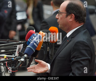 Brüssel, Belgien. 12. Juli 2015. Französische Präsident Francois Hollande im Gespräch mit der Presse bei seiner Ankunft auf dem Rat. Staats-und Regierungschefs treffen sich wieder um eine Bestandsaufnahme der Situation und die politischen Leitlinien für die nächsten Schritte festzulegen. © Jonathan Raa/Pacific Press/Alamy Live-Nachrichten Stockfoto