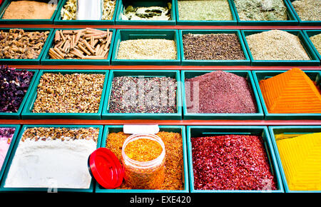 Ein Stall zu verkaufen Gewürze auf einem türkischen Markt Stockfoto