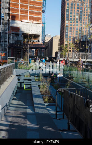 Die High Line bei Eleventh Avenue und West 30th St Chelsea und Meat Packing District in New York City USA Stockfoto