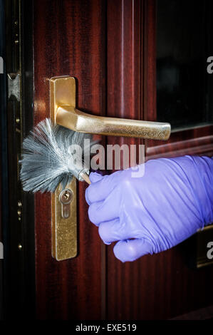 Carterton, Oxfordshire, Vereinigtes Königreich. 07.12.2015 Stäube A Crime Scene Investigator für Drucke. Bildnachweis: Desmond Brambley Stockfoto