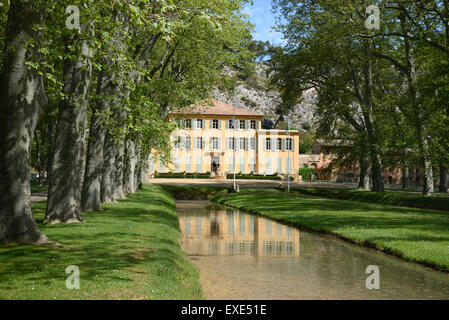 Château Le Tholonet in La Tholonet, bei der die Zeile der Platanen und ornamentalen Gärten und den Pool oder den Kanal Aix-en-Provence Frankreich Stockfoto