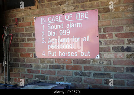 Alte gut getragen Feuer Warnschild in einer Mauer eines stabilen, Juli 2015 Stockfoto