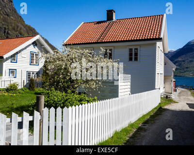 Dorf Solvorn am Lustrafjord, inneren Zweig des Sognefjords, typisch norwegischen Holzhäusern, Frühling, Norwegen Stockfoto