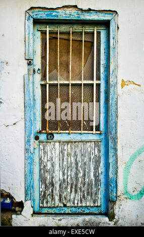 Eine verwitterte Holztür in einem verlassenen Gebäude Stockfoto