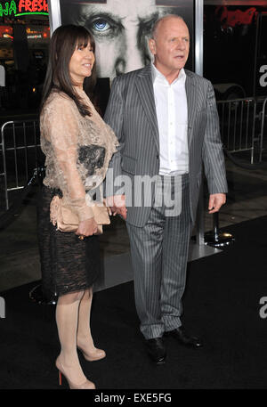 LOS ANGELES, CA - 26. Januar 2011: Sir Anthony Hopkins & Frau Stella Arroyave bei der Weltpremiere seines neuen Films "The Rite" an Graumans Chinese Theatre in Hollywood. Stockfoto