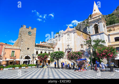 Borgo Medievale Clock Tower und San Giuseppe Church am IX Aprile Square, Corso Umberto, Dorf Taormina, Sizilien Stockfoto