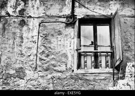 Ein Fenster in einem alten verlassenen Haus in der Türkei Stockfoto