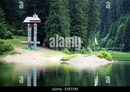Die Skulptur und die Insel auf See Sinewir in den Karpaten-Berg Stockfoto