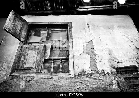 Ein Fenster in einem alten verlassenen Haus in der Türkei Stockfoto