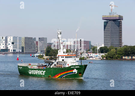 Greenpeace-Schiff Arctic Sunrise in Het IJ vor dem Gebäude der ehemaligen Shell, Amsterdam, Nordholland, Niederlande Stockfoto