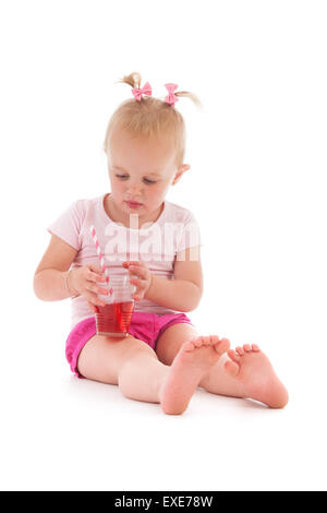 Porträt Kleinkind Mädchen trinken Limonade isoliert auf weißem Hintergrund Stockfoto